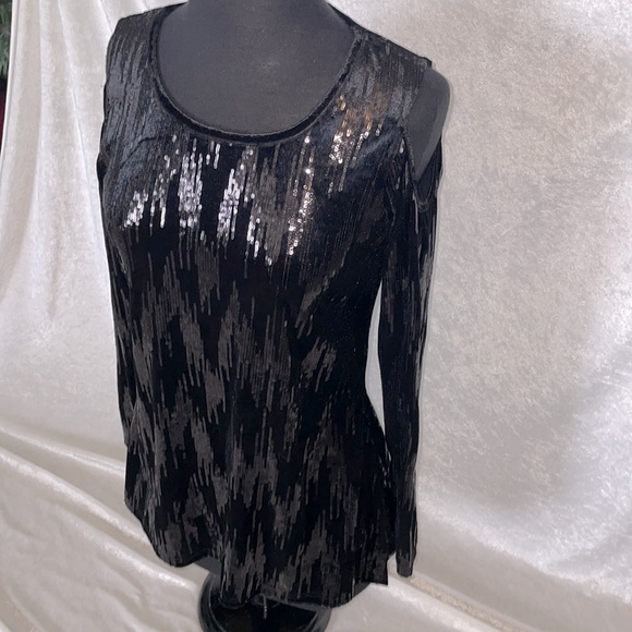 Exquisite black sequin cold shoulder top - Picture 4 of 10